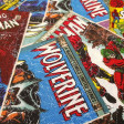 Tela Algodón Marvel Comic Collage - Tela de algodón ancho americano con dibujos de los personajes Marvel como Spiderman, Hulk, Thor, Viuda Negra... sobre un fondo comic collage donde predomina el color azul. La tela mide 110cm de ancho y su comp