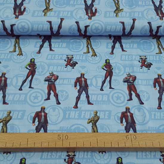 Tela Algodón Marvel Guardianes de la Galaxia de pie - Tela de algodón con dibujos de los personajes Marvel Guardianes de la Galaxia, donde aparecen posando de pie Star-Lord, Groot, Gamora, Drax y Rocket Racoon sobre un fondo de color azul con logotipos y 