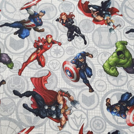 Tela Algodón Marvel Vengadores Personajes - Tela de algodón licencia Marvel con dibujos de los personajes de Los Vengadores sobre un fondo gris con los avatares de los héroes. Aparecen los personajes Hulk, Thor, Viuda Negra, Capitán América, Ironman… La t