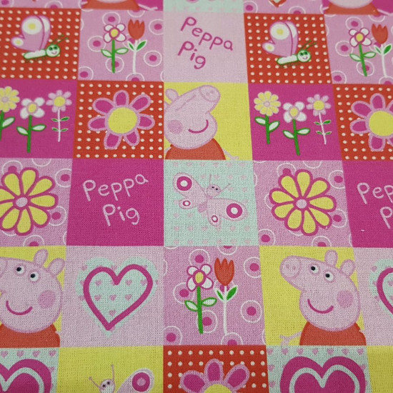 Tela Algodón Peppa Pig Cuadros Primaverales - Tela de algodón licencia con dibujos de Peppa Pig en cuadros donde también aparecen flores, mariposas, topitos, corazones... La tela mide 150cm de ancho y su composición 100% algodón.