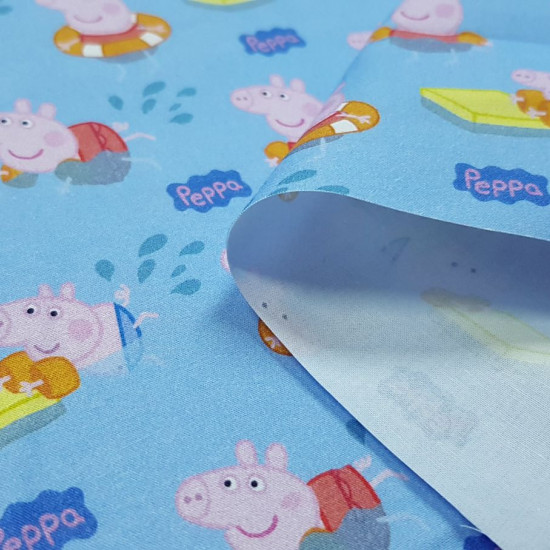 Tela Algodón Peppa Pig Nadando - Tela de algodón licencia con dibujos de los personajes Peppa Pig y George nadando con flotadores en la piscina. La tela mide 150cm de ancho y su composición 100% algodón.