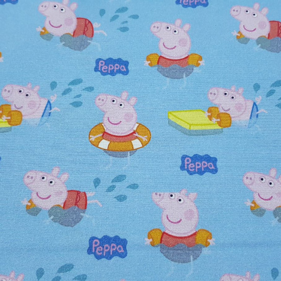 Tela Algodón Peppa Pig Nadando - Tela de algodón licencia con dibujos de los personajes Peppa Pig y George nadando con flotadores en la piscina. La tela mide 150cm de ancho y su composición 100% algodón.
