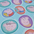 Tela Algodón Peppa Pig Personajes - Tela de algodón licencia con dibujos de los personajes Peppa, Mama Pig, Papa Pig y George en círculos sobre un fondo de color azul. La tela mide entre 140-150cm de ancho y su composición 100% algodón.