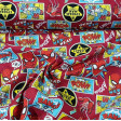 Tela Algodón Spiderman Collage - Tela de algodón ancho americano con dibujos de caras del personaje Spiderman, telarañas, rayos y parches sobre un fondo de color rojo oscuro. La tela mide 110cm de ancho y su composición 100% alg