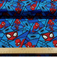 Tela Algodón Marvel Spiderman Espejos - Tela de algodón licencia ancho americano con dibujos del personaje Spiderman en tonos azules haciendo efecto espejo. La tela mide 110cm de ancho y su composición 100% algodón.