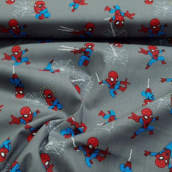 Tela Algodón Marvel Spiderman Mini - Tela de algodón ancho americano licencia con dibujos de Spiderman colgado de telarañas y un tanto cómico, sobre un fondo de color gris.  La tela mide 110cm de ancho y su composición 1