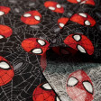 Tela Algodón Marvel Spiderman Máscaras - Tela de algodón licencia ancho americano con dibujos de máscaras del personaje Spiderman sobre un fondo negro con telarañas. La tela mide 110cm de ancho y su composición 100% algodón.
