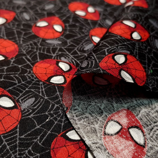 Tela Algodón Marvel Spiderman Máscaras - Tela de algodón licencia ancho americano con dibujos de máscaras del personaje Spiderman sobre un fondo negro con telarañas. La tela mide 110cm de ancho y su composición 100% algodón.