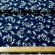 Tela Algodón Spirit Caballo Floral Marino - Tela de algodón licencia Dreamworks con dibujos en trazos blancos del caballo Spirit sobre un fondo azul marino adornado con flores. La tela mide 150cm de ancho y su composición 100% algodón.