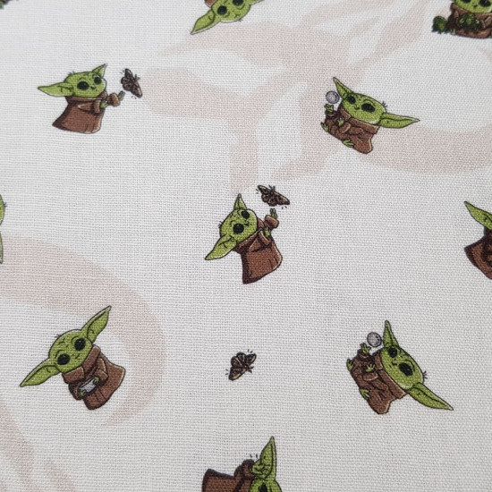 Cotton Star Wars Baby Yoda Butterflies fabric - Licensed poplin cotton fabric with drawings of the character Baby Yoda from Star Wars with butterflies on a light background. The fabric measures 140cm wide and its composition is 100% cotton.