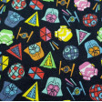 Tela Algodón Star Wars Iconos Coloridos - Tela de algodón ancho americano licencia con dibujos de iconos coloridos de temática Star Wars sobre un fondo oscuro. La tela mide 110cm de ancho y su composición 100% algodón.