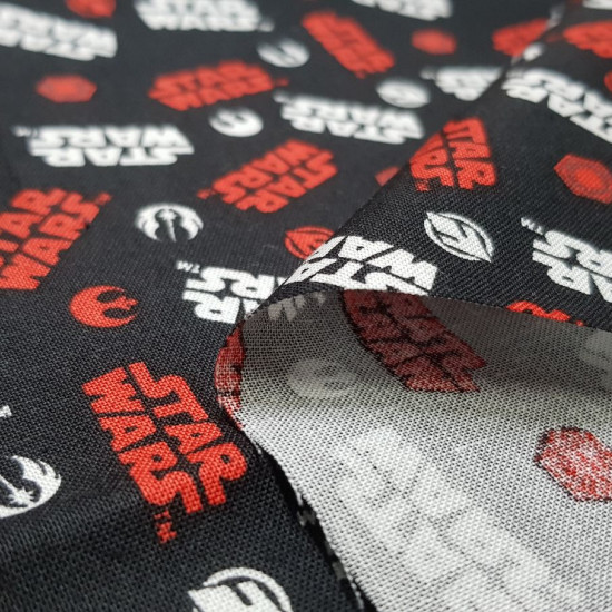 Tela Algodón Star Wars Logos Rojo Blanco - Tela de algodón licencia ancho americano con dibujos de logos Star Wars en colores blancos y rojos sobre un fondo negro. La tela mide 110cm de ancho y su composición 100% algodón.