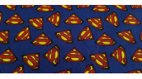 Tela Algodón Superman Logos Azul - Tela de algodón ancho americano con dibujos de logotipos del superhéroe Superman sobre fondo azul. La tela mide 110cm de ancho y su composición 100% algodón