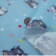 Tela Algodón Tom Jerry Topos - Tela de algodón licencia con dibujos de los personajes clásicos Tom y Jerry sobre un fondo de color azul con topos de colores. La tela mide 140cm de ancho y su composición 100% algodón