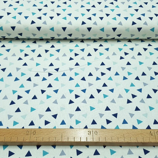 Patchwork Linen Blue Triangles fabric - Fabric with a linen or half Panama look, ideal for Patchwork with drawings of triangles in blue tones on a white background. The fabric measures 140cm wide and its composition 50% polyester - 40% cotton - 10% linen