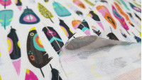 Tela Algodón Plumas Coloridas - Tela de algodón impresión digital con dibujos de plumas coloridas sobre un fondo blanco. La tela mide 150cm de ancho y su composición 100% algodón.