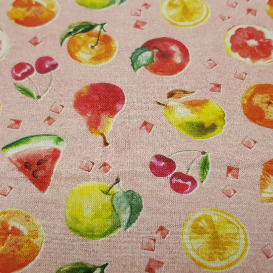 Tela Algodón Frutas Cubitos - Tela de algodón estampación digital con dibujos de frutas como cerezas, limones, sandías… sobre un fondo claro. La tela mide 150cm de ancho y su composición 100% algodón.