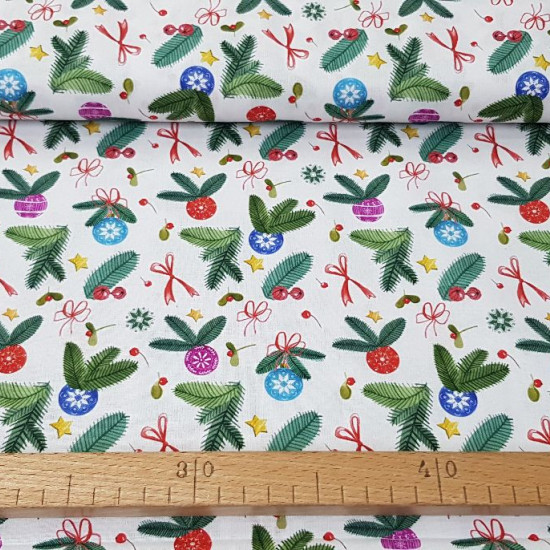 Tela Algodón Navidad Decoración Lazos - Tela de algodón orgánico con dibujos navideños de ramas de abeto, con decoraciones como lazos, estrellas, bolas de colores... La tela mide 150cm de ancho y su composición 100% algodó