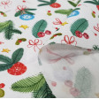Tela Algodón Navidad Decoración Lazos - Tela de algodón orgánico con dibujos navideños de ramas de abeto, con decoraciones como lazos, estrellas, bolas de colores... La tela mide 150cm de ancho y su composición 100% algodó
