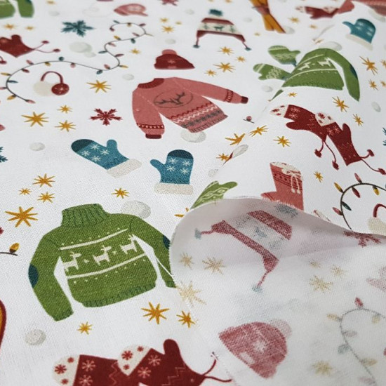 Tela Algodón Navidad Ropa Invierno - Tela de algodón orgánico con dibujos de ropas de invierno con temática de navidad. La tela mide 150cm de ancho y su composición 100% algodón.