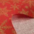 Tela Algodón Navidad Estrellas Doradas Rojo - Tela de algodón con dibujos de estrellas o copos dorados sobre fondo rojo. La tela mide 150cm de ancho y su composición 100% algodón.