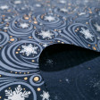 Algodón Navidad Viento Polar - Tela de popelín algodón con dibujos de temática navideña en tonos azules, donde aparecen copos de hielo y trazos sinuosos imitando al viento, con detalles de topitos brillantes sobre varios fo