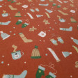 Algodón Navidad Galletas Jengibre - Tela de algodón popelín con dibujos de temática navideña donde aparecen galletas de jengibre en forma de muñecos, calcetines, guantes, gorros, tazas calientes... sobre un fondo de color