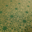 Algodón Navidad Adornos y Copos Verde - Tela de algodón de temática navideña con dibujos de adornos de navidad, copos de nieve dorados y varios adornos más sobre un fondo verde. La tela mide 140cm de ancho y su composición 100% algodón