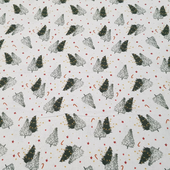Algodón Navidad Abetos Estrellas - Tela de popelín algodón orgánico con dibujos de abetos de navidad con decoración de guirnaldas de estrellas sobre un fondo blanco con bastones y estrellas de colores. La tela mide 145cm de