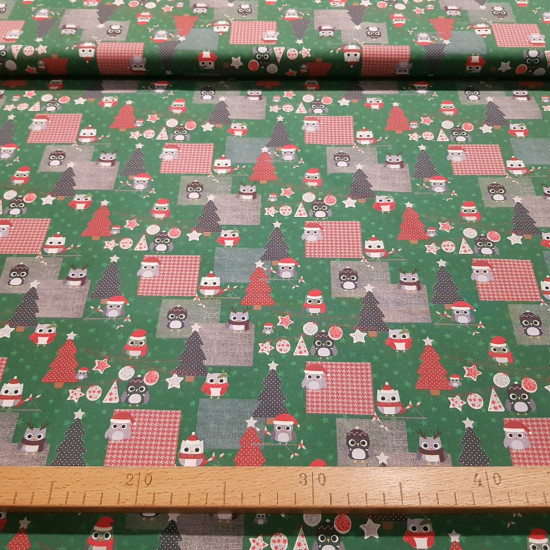 Algodón Navidad Arboles Búhos - Tela de algodón tipo popelín con dibujos de arboles, búhos y otros motivos navideños. Ideal para tus decoraciones navideñas y creaciones patchwork. La tela mide 140cm de ancho y su
