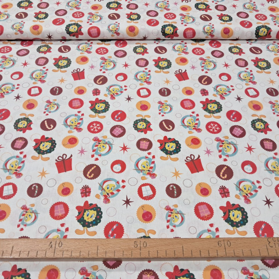 Tela Algodón Navidad Piolín Círculos Algodón Navidad Piolín Círculos - Tela de popelín algodón de temática navideña con los dibujos del personaje Piolín, de los Looney Toones. Donde aparece con bastones de caramelo y coronas de navidad, sobre un fondo blan