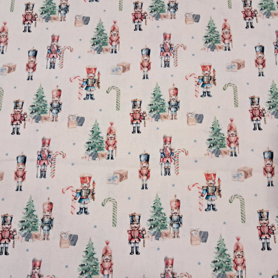 Algodón Navidad Cascanueces - Tela de popelín algodón con dibujos de clásicos personajes de cascanueces, árboles de navidad, bastones de caramelo y regalos, sobre un fondo crudo/sin blanquear con estrellitas grises. La