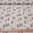 Algodón Navidad Cascanueces - Tela de popelín algodón con dibujos de clásicos personajes de cascanueces, árboles de navidad, bastones de caramelo y regalos, sobre un fondo crudo/sin blanquear con estrellitas grises. La