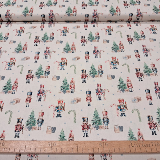 Algodón Navidad Cascanueces - Tela de popelín algodón con dibujos de clásicos personajes de cascanueces, árboles de navidad, bastones de caramelo y regalos, sobre un fondo crudo/sin blanquear con estrellitas grises. La