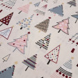 Tela popelín de algodón crema con estampado de pinos de Navidad de estilo nórdico en rosa, azul, granate y destellos dorados