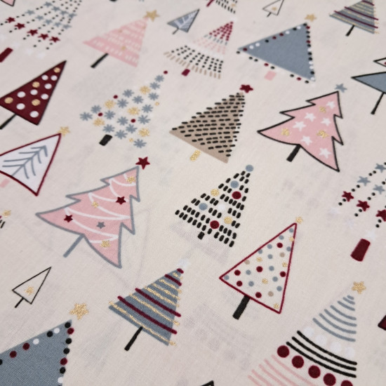 Tela popelín de algodón crema con estampado de pinos de Navidad de estilo nórdico en rosa, azul, granate y destellos dorados