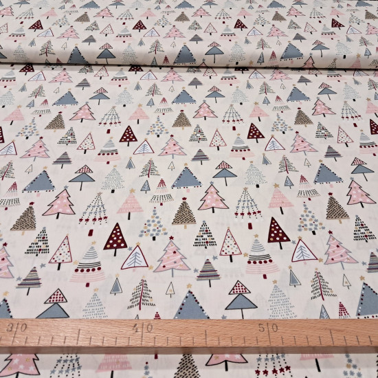 Tela popelín de algodón crema con estampado de pinos de Navidad de estilo nórdico en rosa, azul, granate y destellos dorados