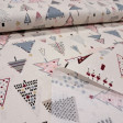 Tela popelín de algodón crema con estampado de pinos de Navidad de estilo nórdico en rosa, azul, granate y destellos dorados