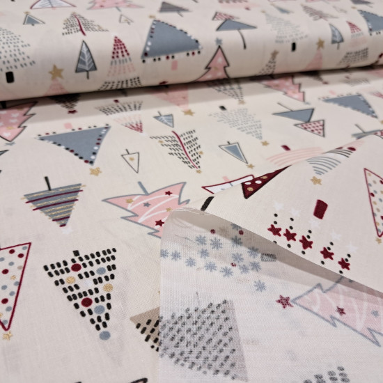 Tela popelín de algodón crema con estampado de pinos de Navidad de estilo nórdico en rosa, azul, granate y destellos dorados