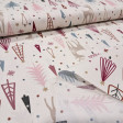Tela popelín algodón navidad renos abetos Tela de popelín de algodón color crema con estampado infantil de renos con copos de nieve, pinos nórdicos en rosa y azul con estrellas doradas brillantes