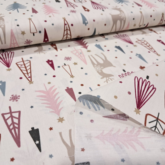Tela popelín algodón navidad renos abetos Tela de popelín de algodón color crema con estampado infantil de renos con copos de nieve, pinos nórdicos en rosa y azul con estrellas doradas brillantes