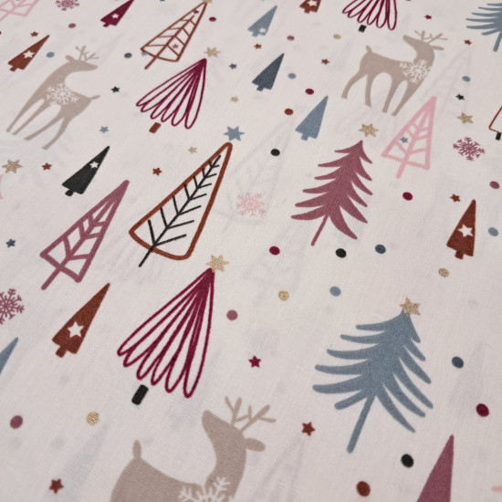 Tela popelín algodón navidad renos abetos Tela de popelín de algodón color crema con estampado infantil de renos con copos de nieve, pinos nórdicos en rosa y azul con estrellas doradas brillantes