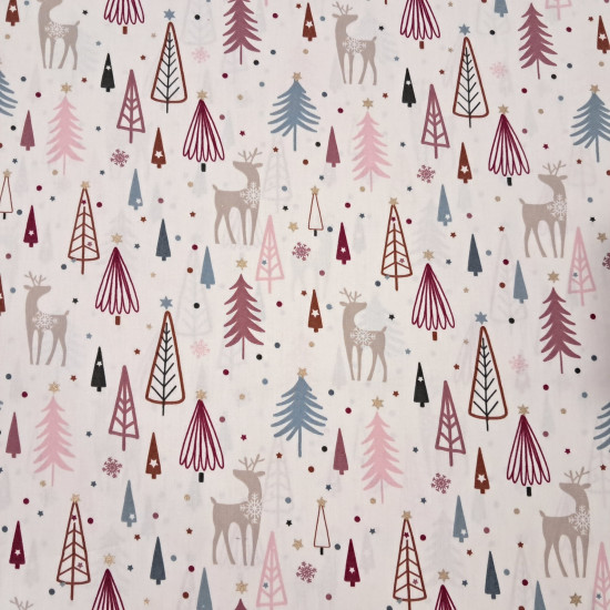 Tela popelín algodón navidad renos abetos Tela de popelín de algodón color crema con estampado infantil de renos con copos de nieve, pinos nórdicos en rosa y azul con estrellas doradas brillantes