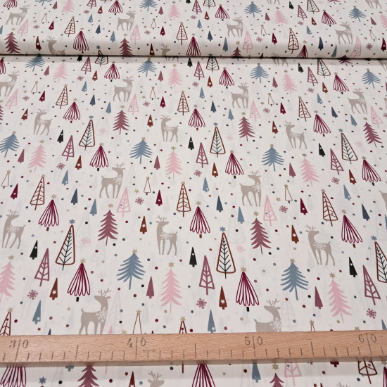 Tela popelín algodón navidad renos abetos Tela de popelín de algodón color crema con estampado infantil de renos con copos de nieve, pinos nórdicos en rosa y azul con estrellas doradas brillantes