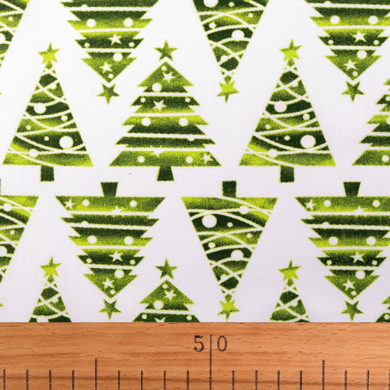 Tela Algodón Navidad Abetos Verdes - Tejido Patchwork navideño 100% algodón. Dibujos de abetos en formas triangulares en tonos verdes sobre un fondo blanco. La tela mide 160cm de ancho y su composición 100% algodón.