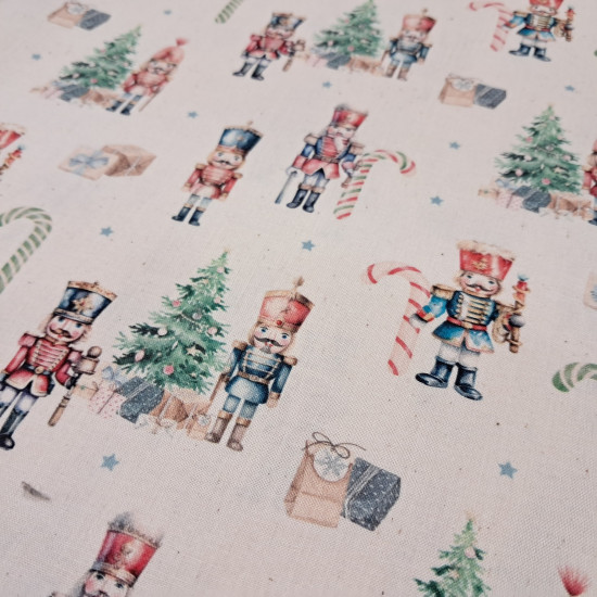 Algodón Navidad Cascanueces - Tela de popelín algodón con dibujos de clásicos personajes de cascanueces, árboles de navidad, bastones de caramelo y regalos, sobre un fondo crudo/sin blanquear con estrellitas grises. La