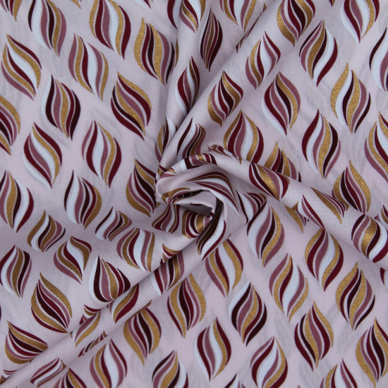 Algodón Navidad Espirales Doradas - Tela de popelín algodón navideña con dibujos de espirales doradas con tonos rojos granates y blanco, sobre un fondo de color rosa claro. La tela mide 140cm de ancho y su composición 100% a