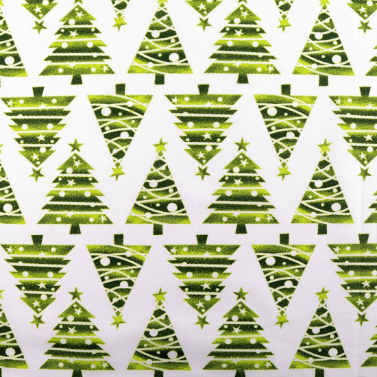 Tela Algodón Navidad Abetos Verdes - Tejido Patchwork navideño 100% algodón. Dibujos de abetos en formas triangulares en tonos verdes sobre un fondo blanco. La tela mide 160cm de ancho y su composición 100% algodón.