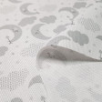 Tela Piqué Lunas Durmiendo - Tela de piqué canutillo infantil con dibujos de lunas durmiendo y nubes grises sobre un fondo blanco. La tela mide 150cm de ancho y su composición 100% algodón.