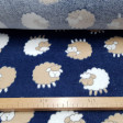 Tela Polar Coralina Ovejas - Tela de polar tipo coralina con dibujos de ovejas sobre un fondo azul oscuro. Tela calentita y suave de temática infantil.